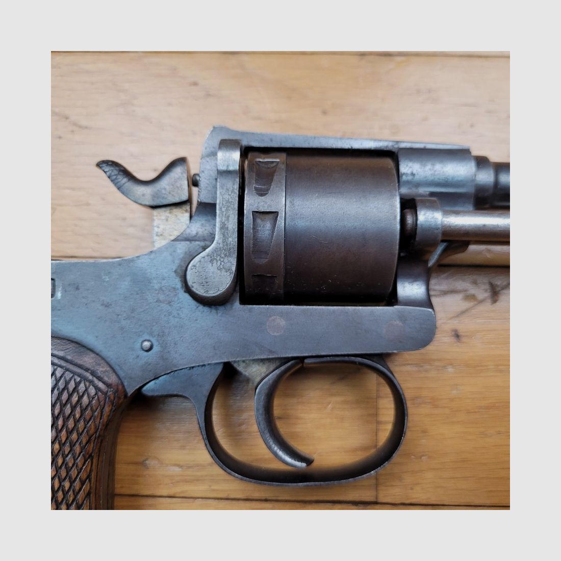 Schöner Revolver Rast & Gasser Mod 1898 – Kaliber 8 mm Gasser – Reglementär – 8-Schuss Trommel – eine der letzten Fabrikationen während des Ersten Weltkriegs – Chrom-Mobylène-Stahl – guter Originalbrünierung – Exzellente Mechanik – Top-Indexierung und Spiel – TBE+, Bild 14 von 19