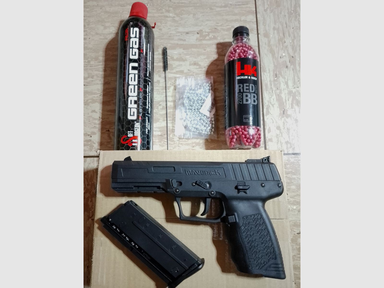 Kli Maverick GBB Gas Blow Back Pistole mit Zubehör Greengas + Stahl und 0,20g H&K BB's im Set neuwertig 