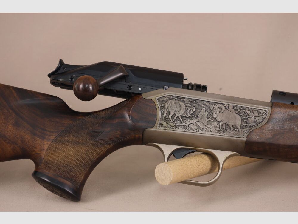Blaser R93 // toll gemasertes Schaftholz // Holz-Kammergriffkugel