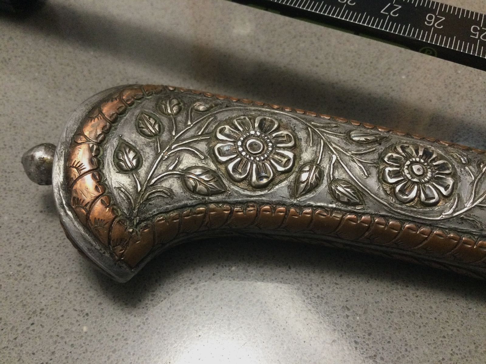 Hermoso cuchillo antiguo, daga, antigüedad, hoja de Damasco