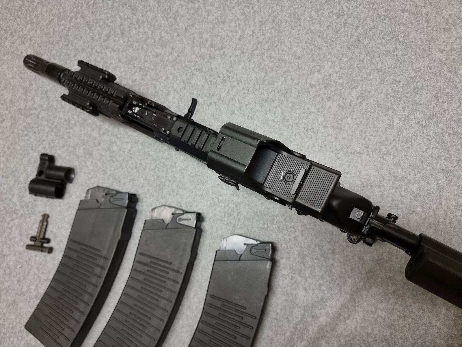Molot Vepr 12-E Politie - kal. 12/76 - compacte zelfladende shotgun in Kalashnikov-stijl met insteekmagazijnen