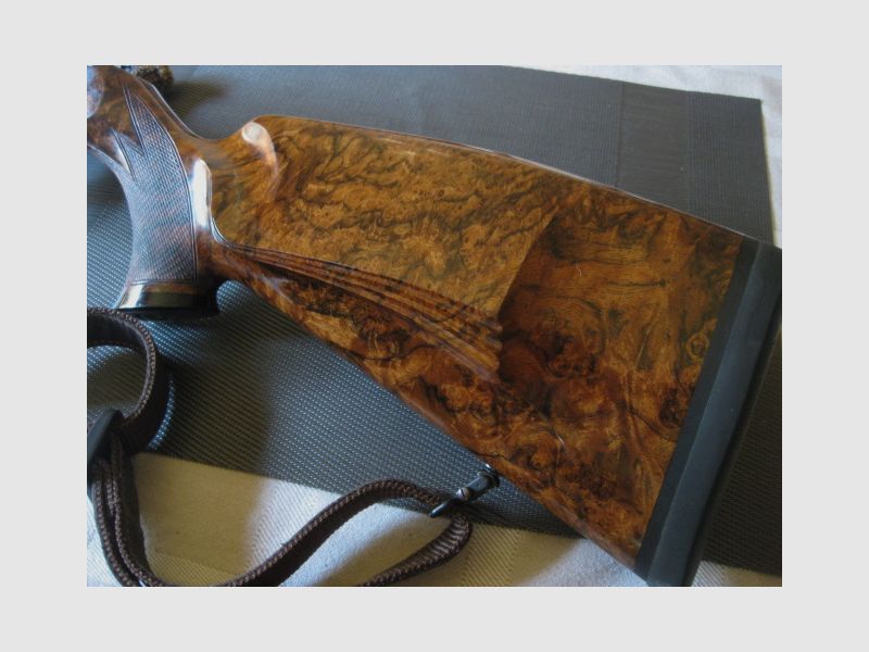 WORLDWIDE GUARANTEED UNIQUE COLLECTOR'S ITEM = Almost new "Custom STEEL SYSTEM completion" with HAND ENGRAVINGS for R93, with right-hand semi-weight stock custom-made and category-11 !! The system is still one WITHOUT serial number !! Including Blaser leather rifle sling!