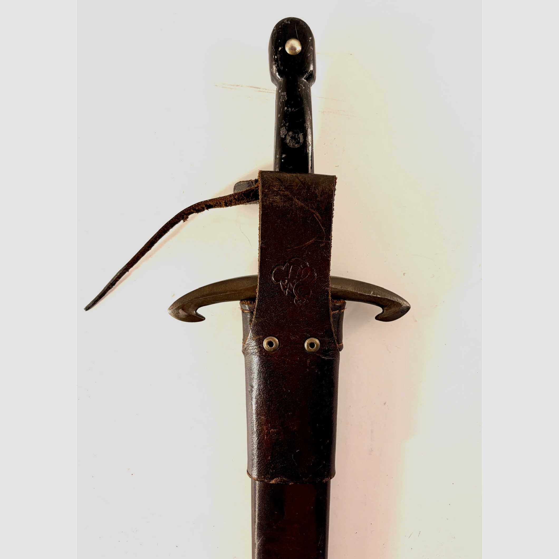 Set de armas y cubiertos medievales – espada de una mano, cubiertos y cuchillo vikingo