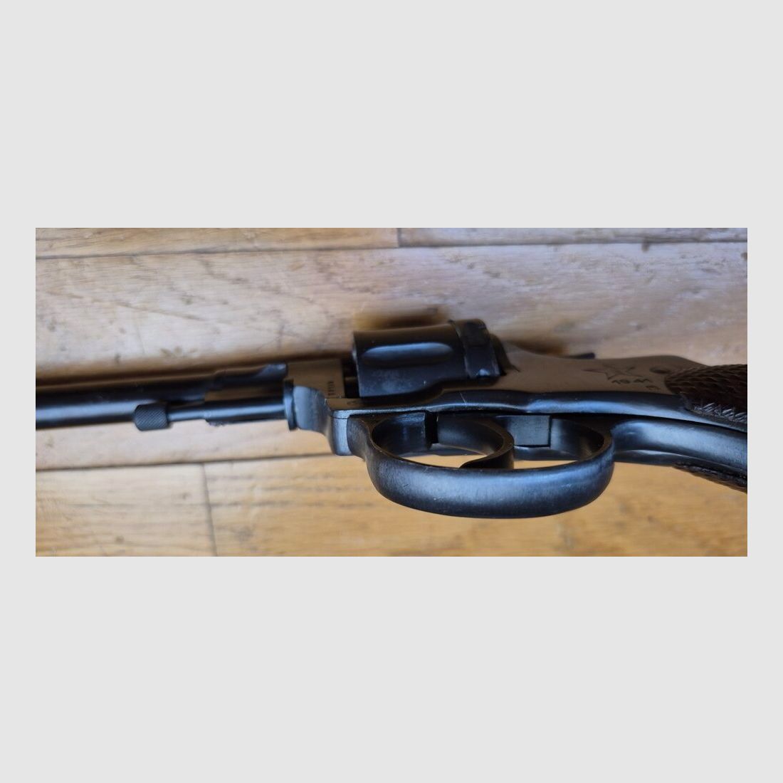 Beautiful Russian Revolver Model 1895 known as Nagant – Tula Arsenal – Single-number weapon from 1941 – Caliber 7.62 Nagant – Very nice mechanics – Beautiful bluing – Good barrel – Soviet case in the model with its cleaning rod – Weapon in BE+/TBE, image 10 of 31
