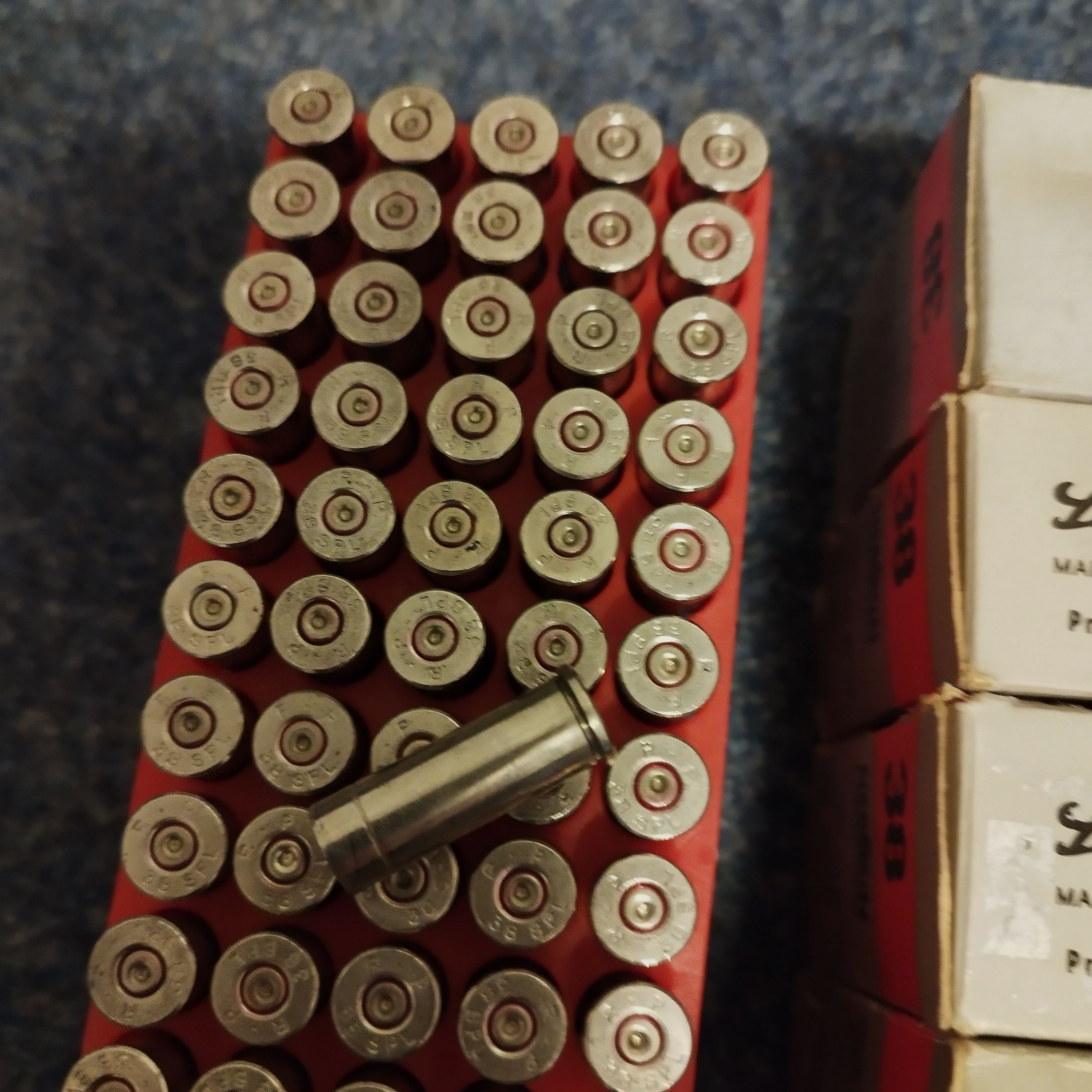 1735 piezas de cartuchos Cal .38 Special disparados una vez