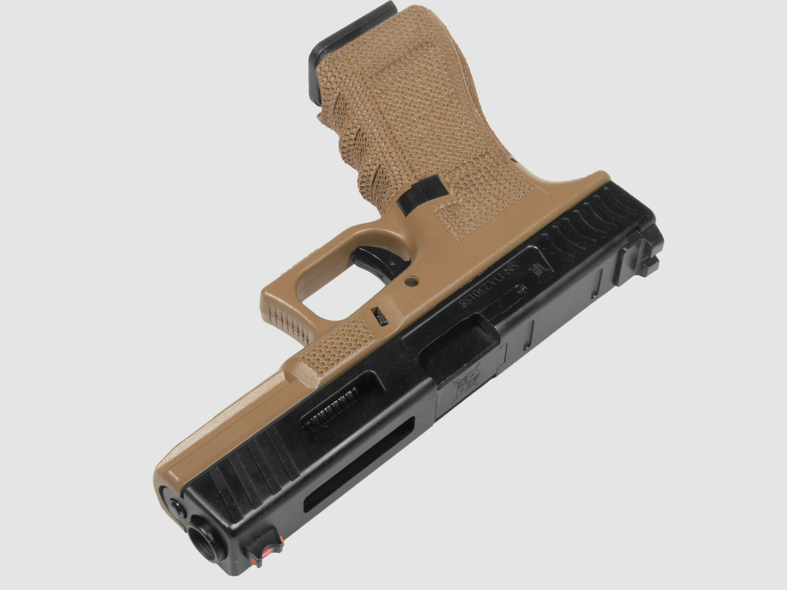 P01 GBB Airsoft Pistole in TAN | Delta Armory