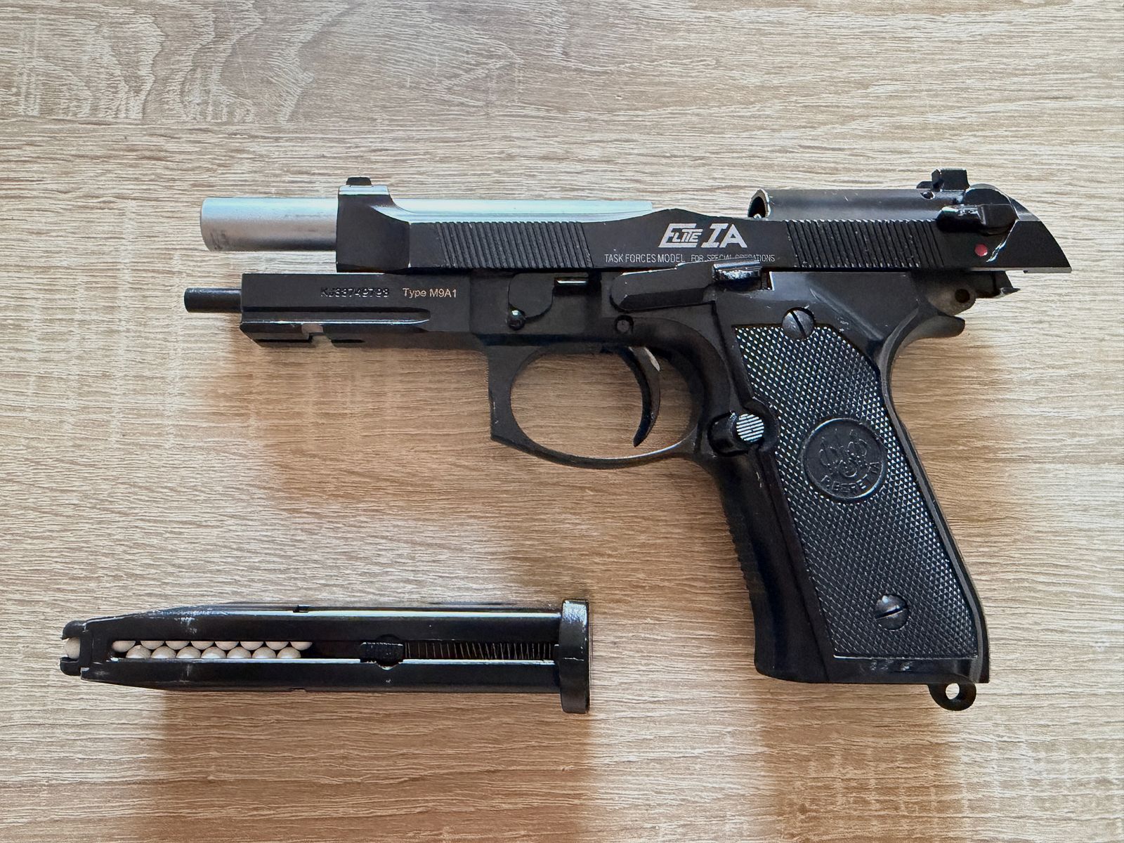 Pistolet airsoftowy KJW Beretta M9A1 z magazynkiem gazowym