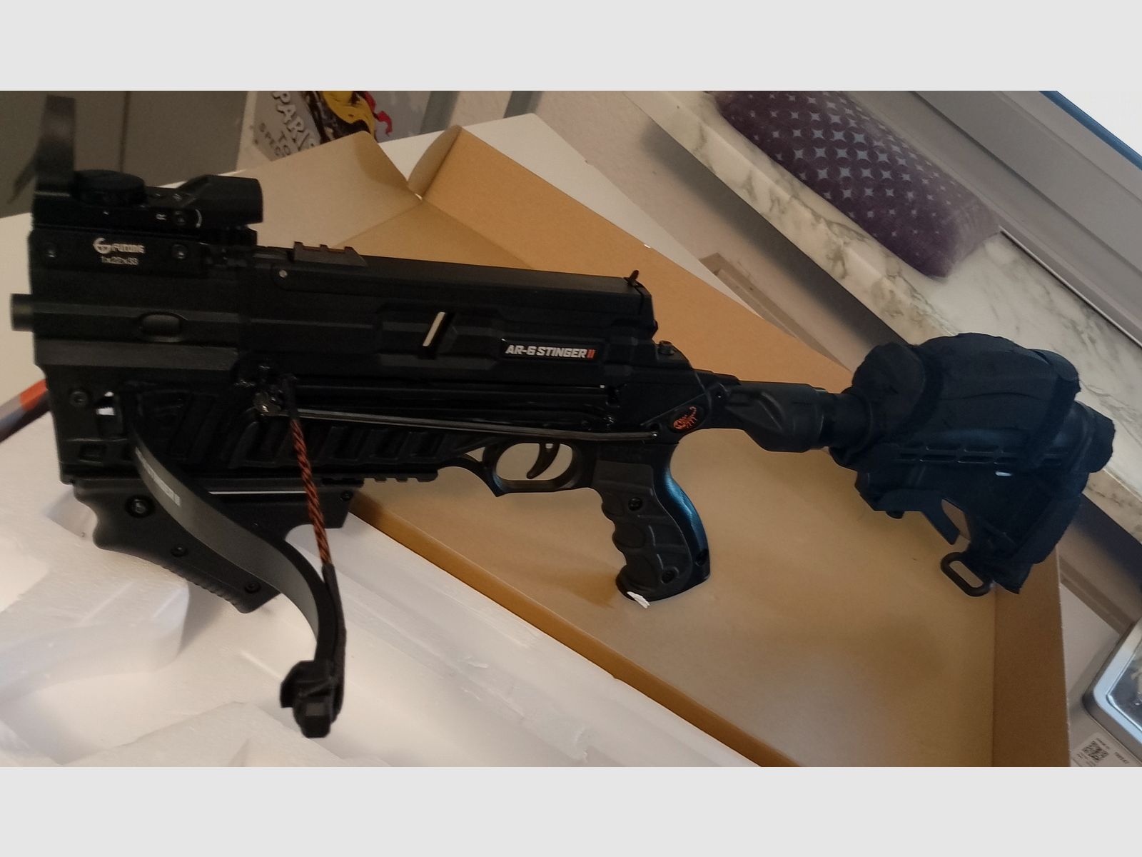 Balestra a pistola multicolpo Steambow AR-6 Stinger II Tactical 55 lbs, caricatore da 6 colpi, 130 dardi e red dot, immagine 4 di 5