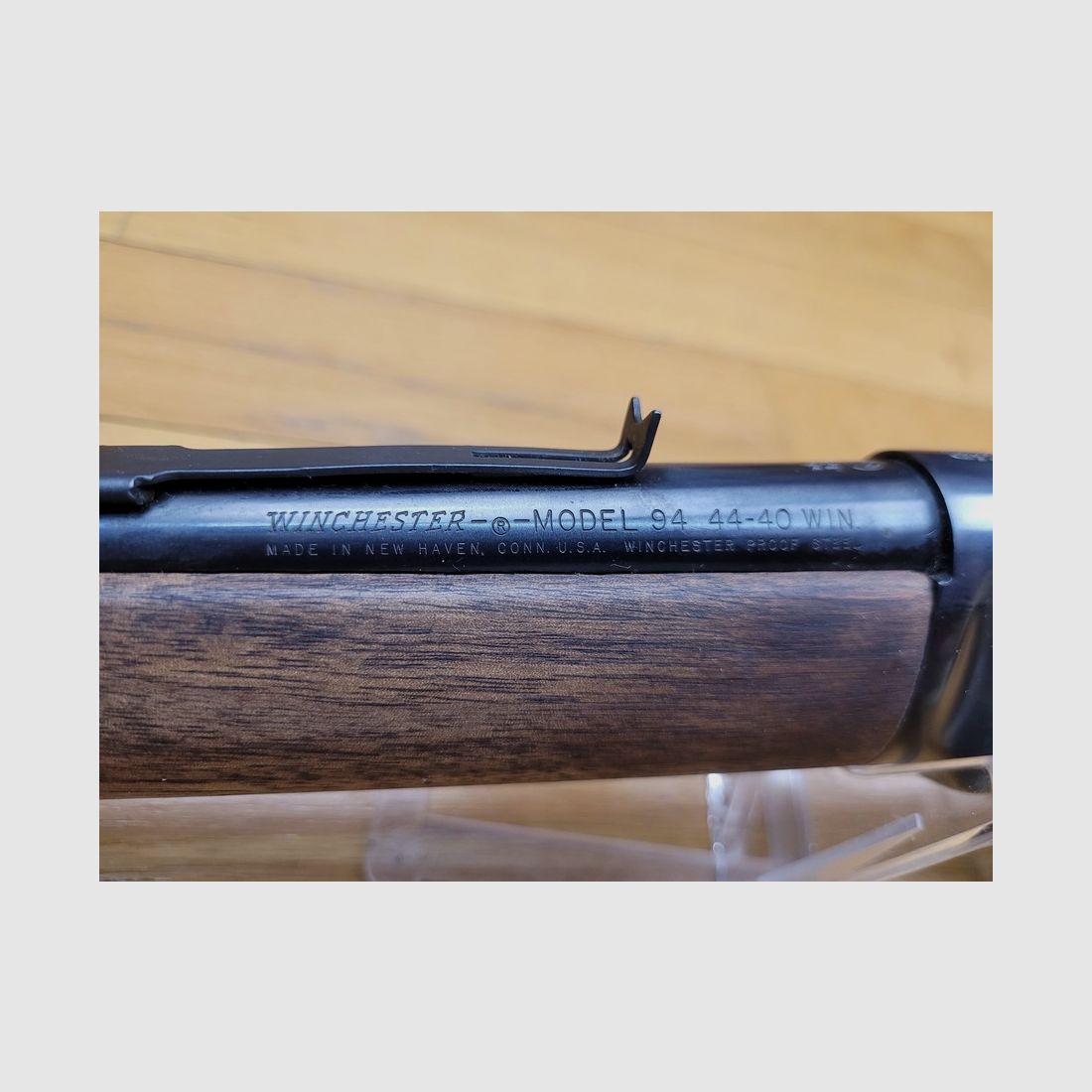 Bellissima Winchester modello 1894 – Calibro 44-40 – Arma Made in USA del 1977 – Capacità 10+1 – Finitura in bronzo e noce – Condizioni meccaniche ed estetiche eccellenti, immagine 18 di 27