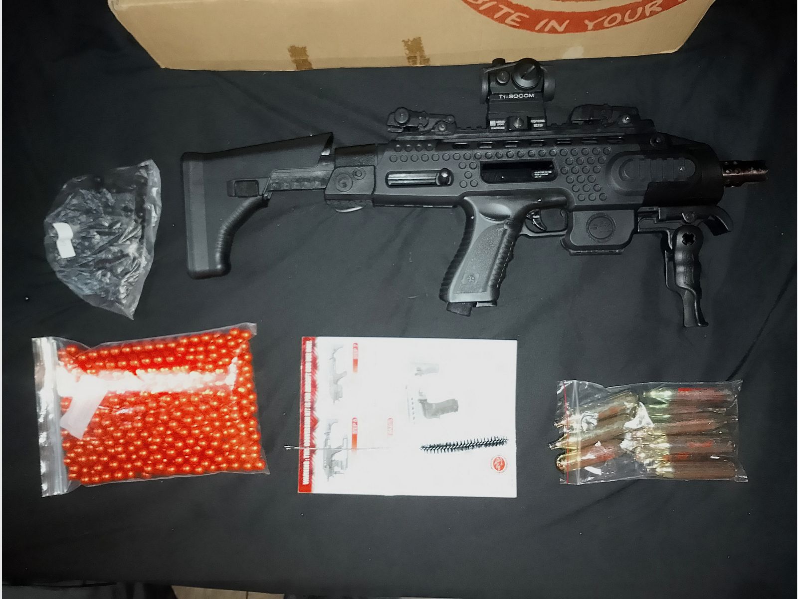 RAM Cal .43 Combat (Glock) + 4 Magazine + Aps Caribe Action Conversion Kit T1-Socom Visier und Zubehör Co2 Fastballs + Paintballs