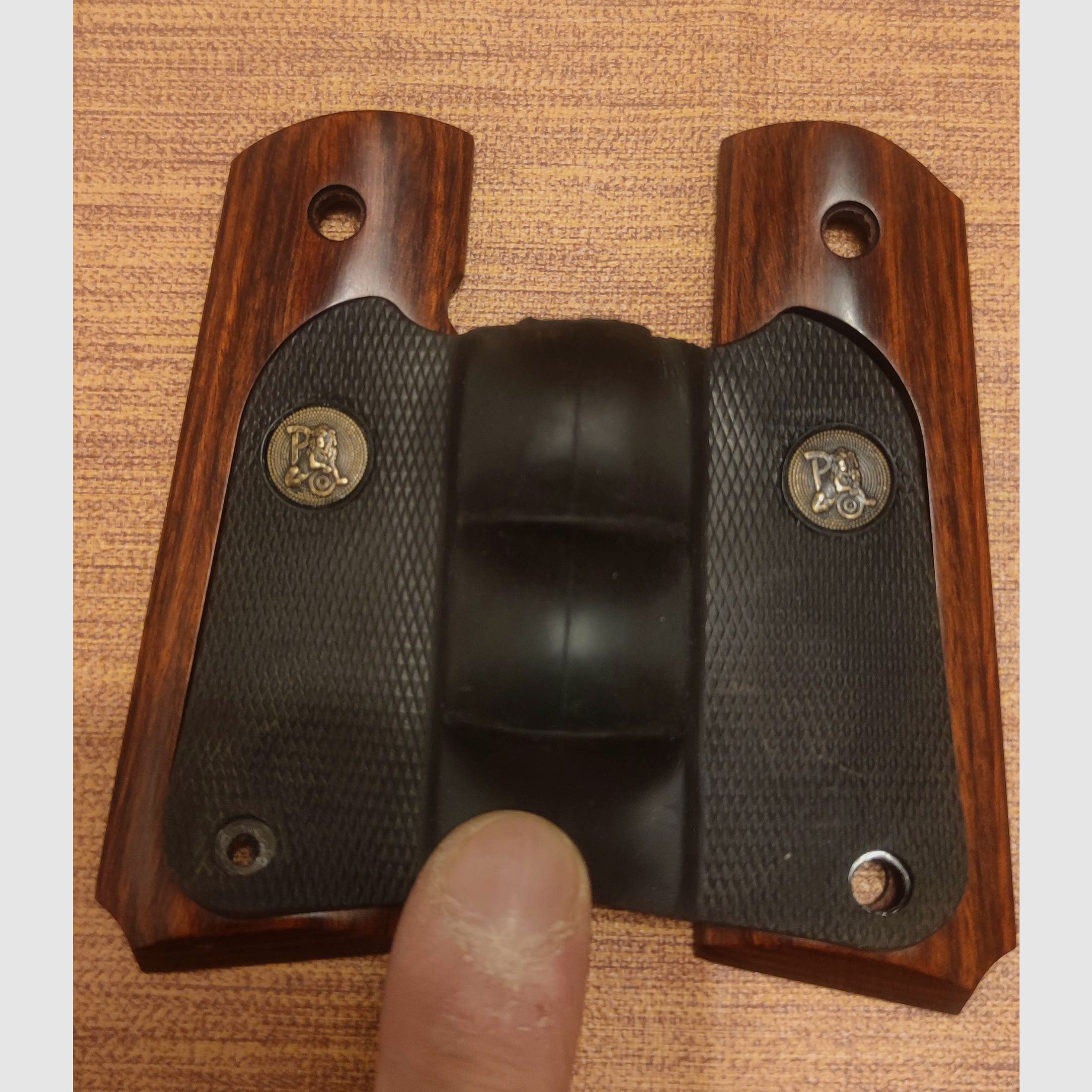 Poignée en bois Pachmayr Colt 1911, image 1 sur 4