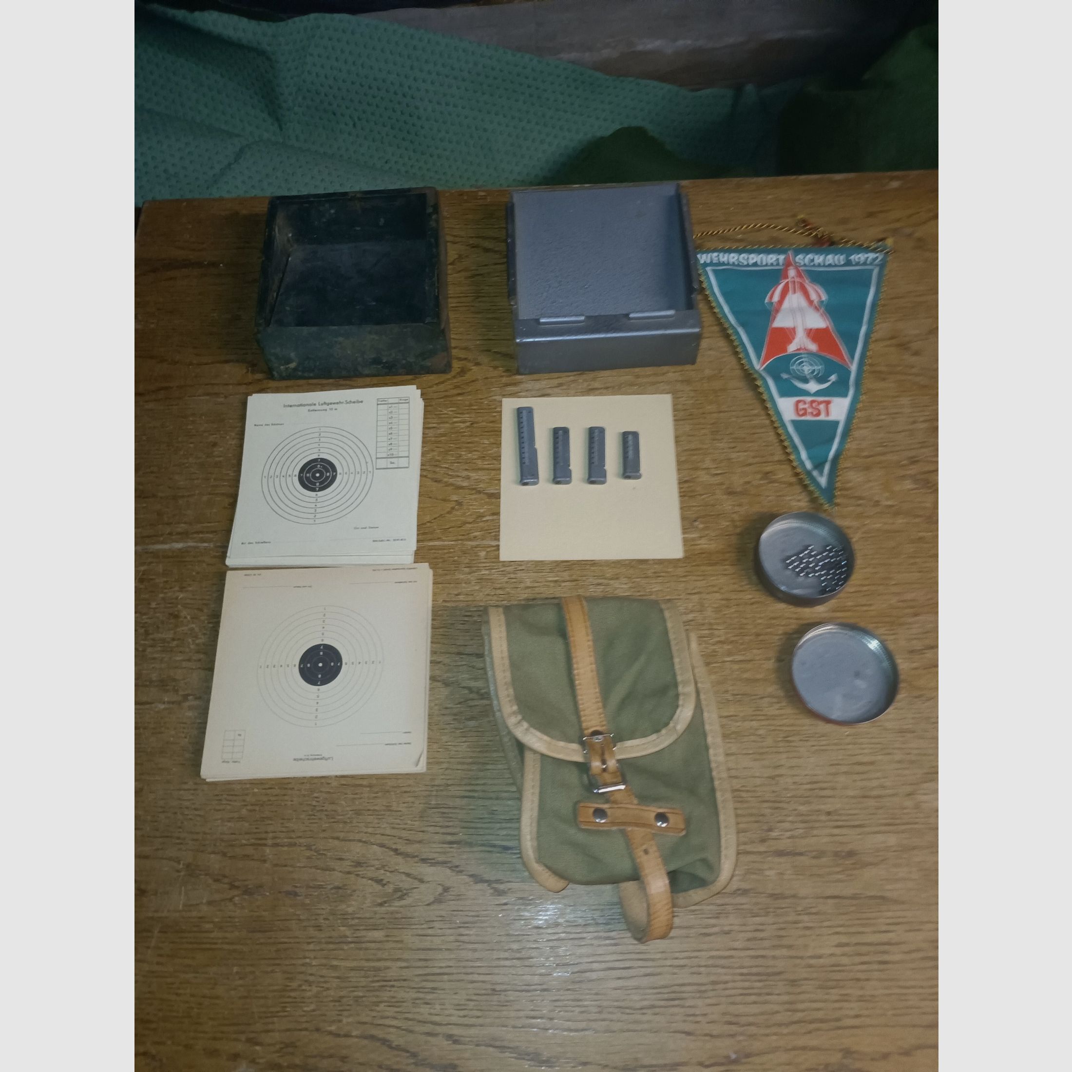 Hähnel 4 Magazine, Schusskästen, Zubehör Tasche, Wimpel , Bild 1 von 3