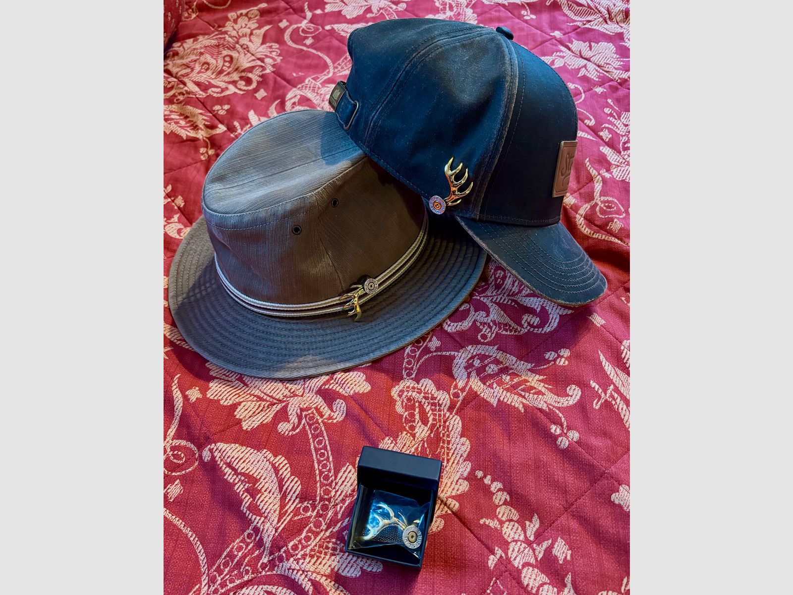 Przypinka do kapelusza lub kołnierza „Patrona „.30.06 Springfield z eleganckim i rzadkim porożem