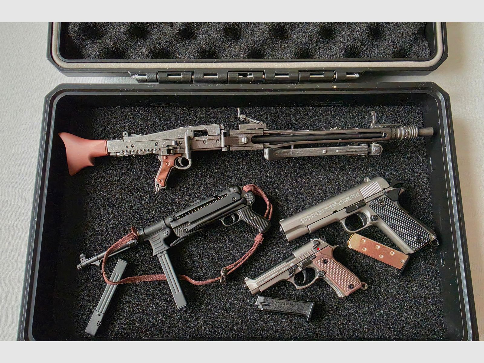 Armas en miniatura como MP40, MG42, etc. incluido maletín.