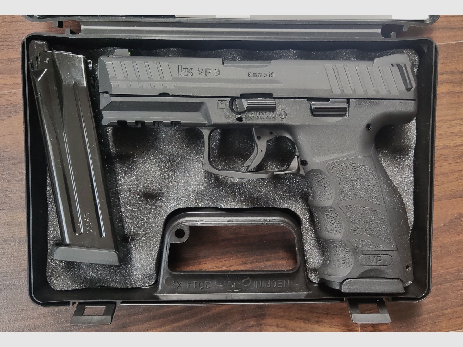 H&K VP9 / SFP9 GBB Airsoft Pistole mit Zubehör