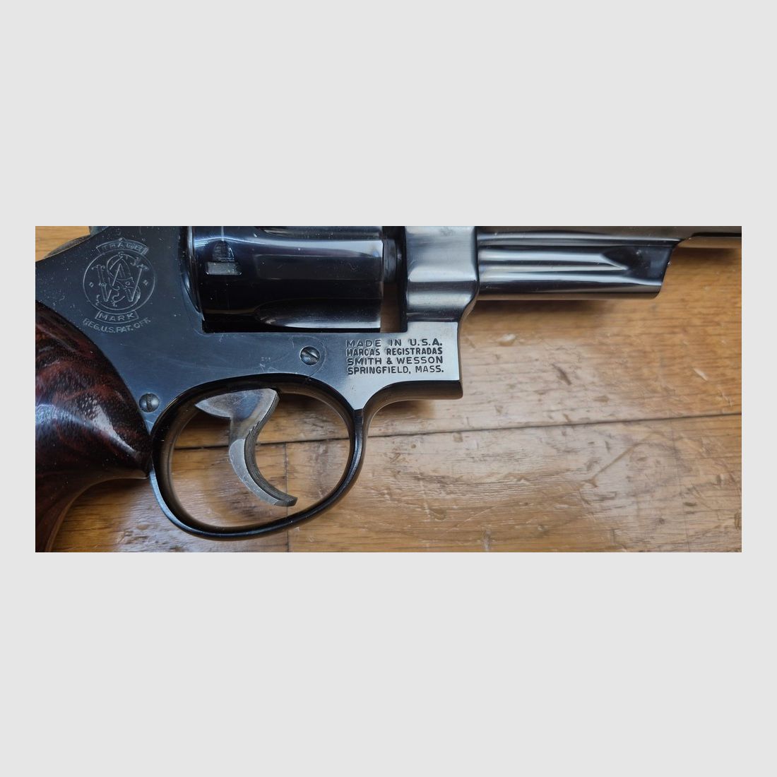 Mythischer Revolver Smith&Wesson Modell 27-2 – Kal. .357Mag – Waffe aus 1976/77 – Qualität und Mechanik, die heute nicht mehr zu finden sind – Revolver des FBI und der Polizei – Lauf von 5 Zoll, gerippt – Wunderschöne glänzende schwarze Brünierung – Ausnahmewaffe für Ausnahme-Schützen – TBE++ Quasi neu!, Bild 6 von 24