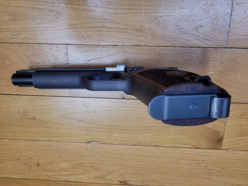 Prächtige SIG P210-2 Pistole – Mythos des 9 para – Militärwaffe Modell P-49 aus der 6. und letzten Lieferung – Waffe von 1974 – Brünierung, Funktion und Traumlauf – Original Militärgriffschalen, reguläre Holster und Nill Target Luxusgriff – Top Sammlerstück – Neuwertiger Zustand!, Bild 7 von 23