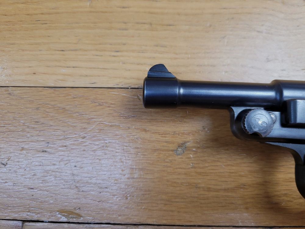 Martial and very rare pistol Le Français type Army of the first type – Less than 600 weapons produced – Cal. 9 Browning Long – Art Deco pearl – Remarkable finishes – Original stiff bluing – Perfect grips – Mirror barrel – Very pleasant trigger – A true French Parabellum – Museum condition!, image 25 of 26
