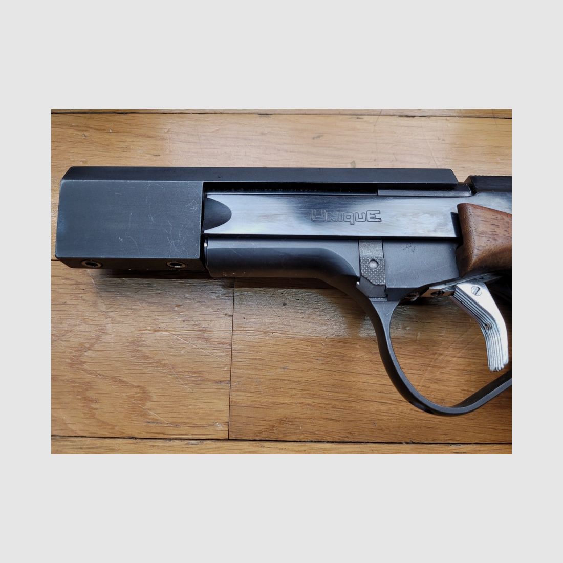 Sehr guter Pistol DES 69/U – Hergestellt in Frankreich von Unique in Hendaye – Kal. 22 LR – Verstellbarer anatomischer Schaft aus Nussbaum – Magazin 10 Schuss – Verstellbarer Abzug – Doppelte Bossette – Set von Gegengewichten – Vollständig aus bearbeitetem Stahl – Sehr guter Zustand, Bild 26 von 27