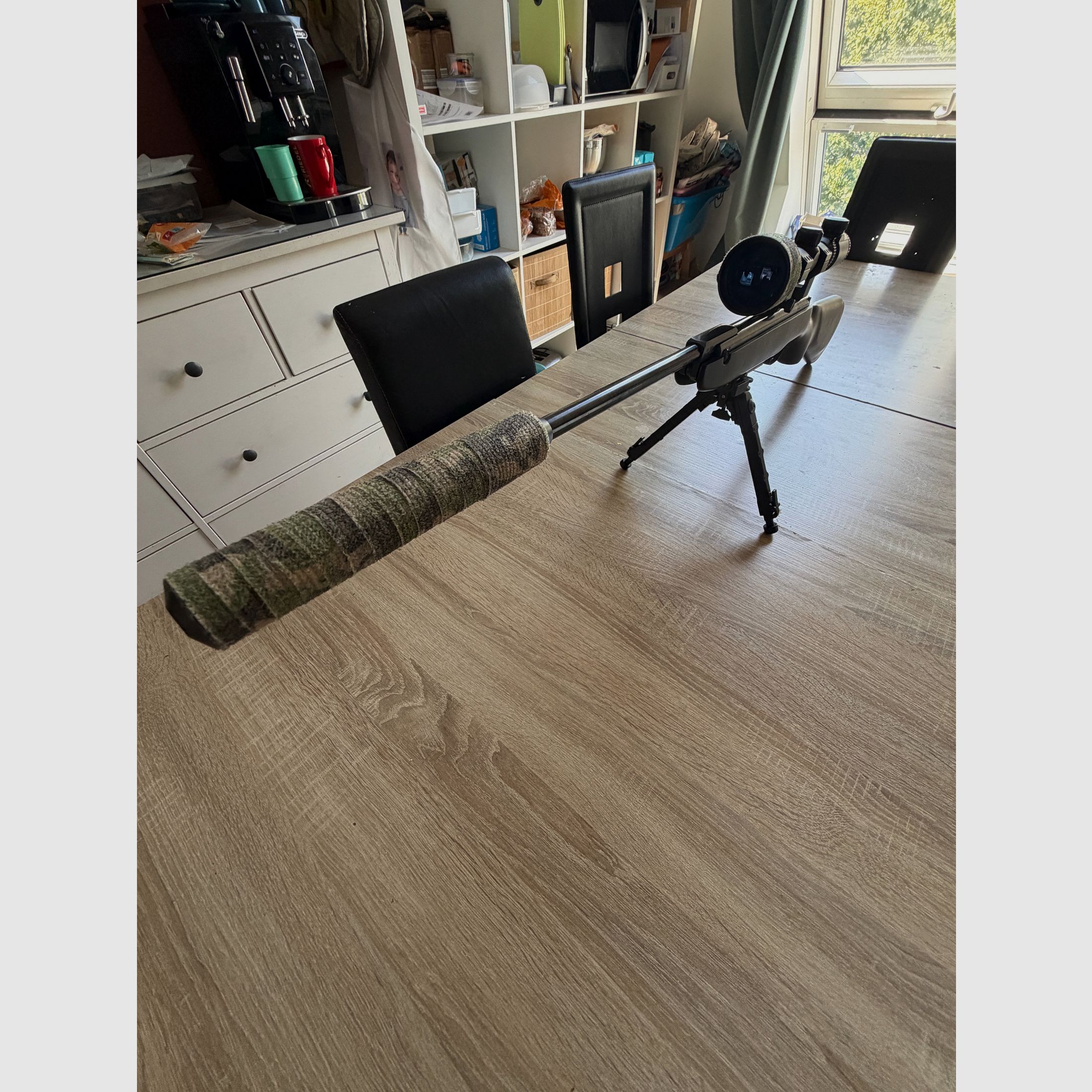 Carabine à air Weihrauch HW30K avec lunette de visée et silencieux.