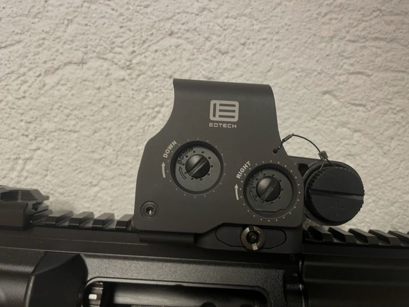 Heckler & Koch HK MR223 11 mit EoTech und Schalldämpfer