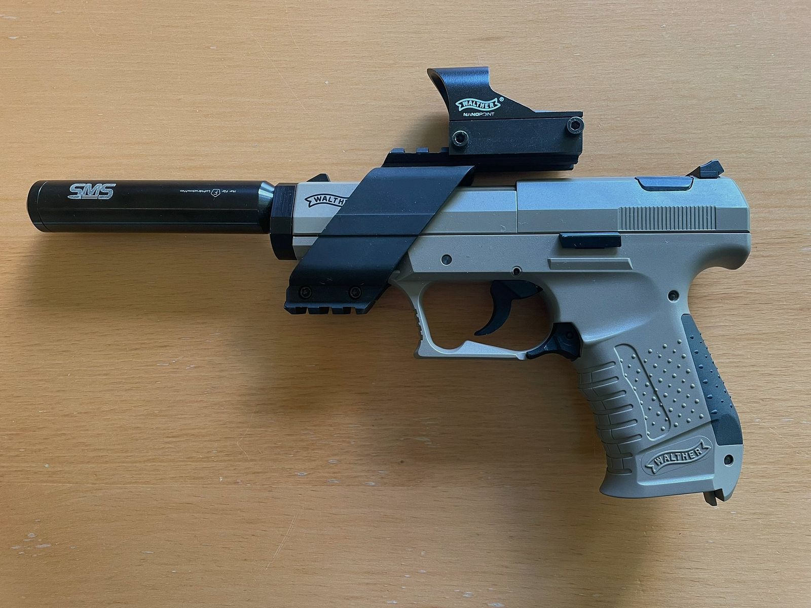 Walther CP99 FDE CO2 Pistole der Sonderauflage Flat Dark Earth mit Walther Nano Point und Schalldämpfer