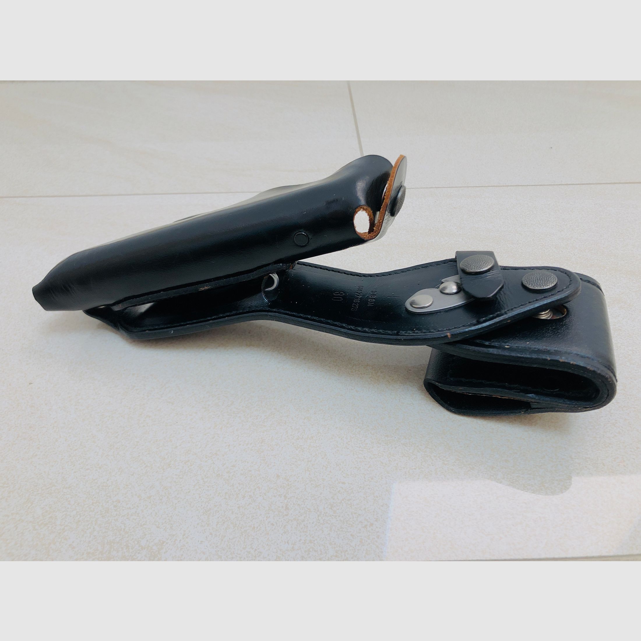 ••• Funda de servicio DBGM GM 77 16 273 Funda de servicio Makarov H&K P7 •••