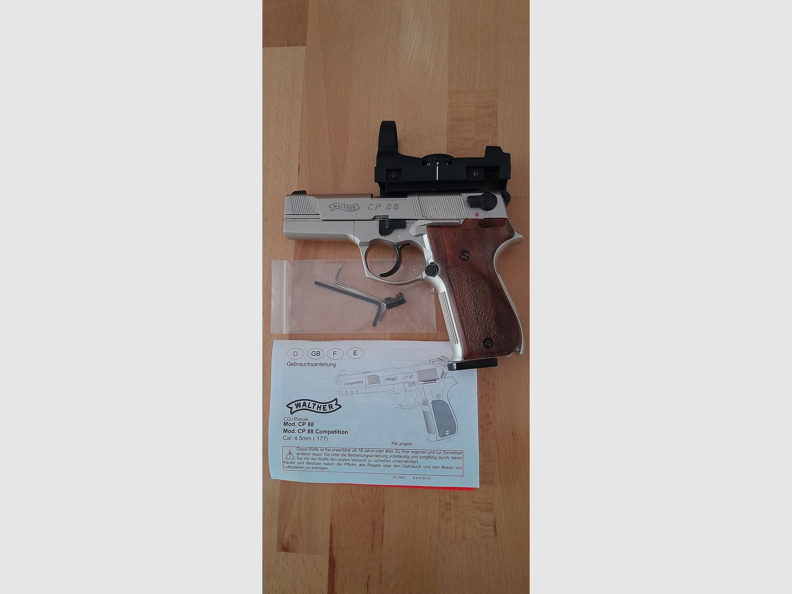 Vernickelte Walther CP88, CO2-Pistole, mit Echtholzgriffschalen und Rotpunktvisier