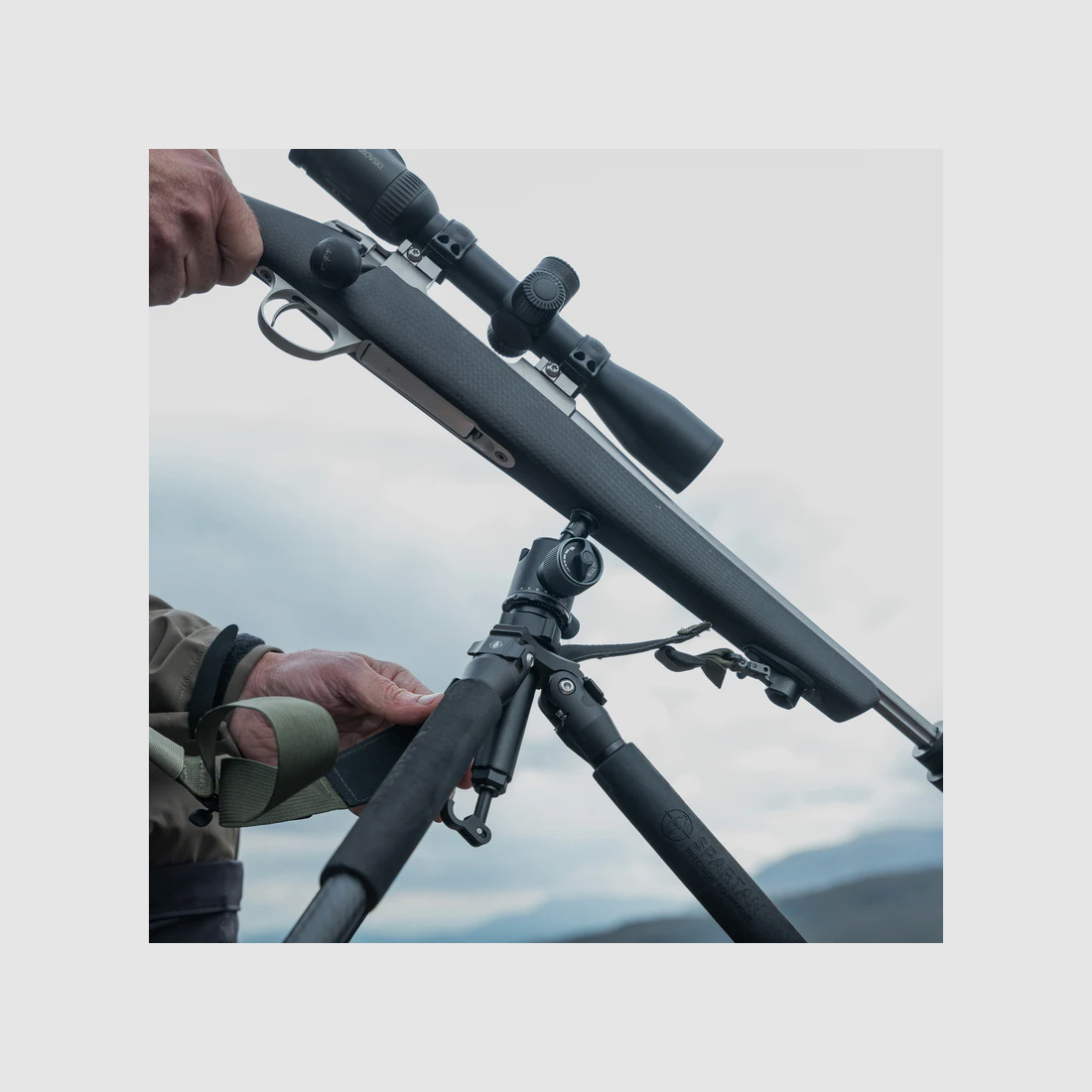 Spartan Precision Equipment Ascent Tripod™ Gen 2 Woodland mit Davros Pro Head™ und Trekkingstockgriffen