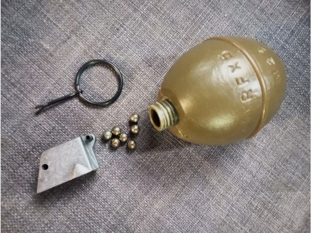 BB-Behälter mit BBs (Fake-Deko-Granate)