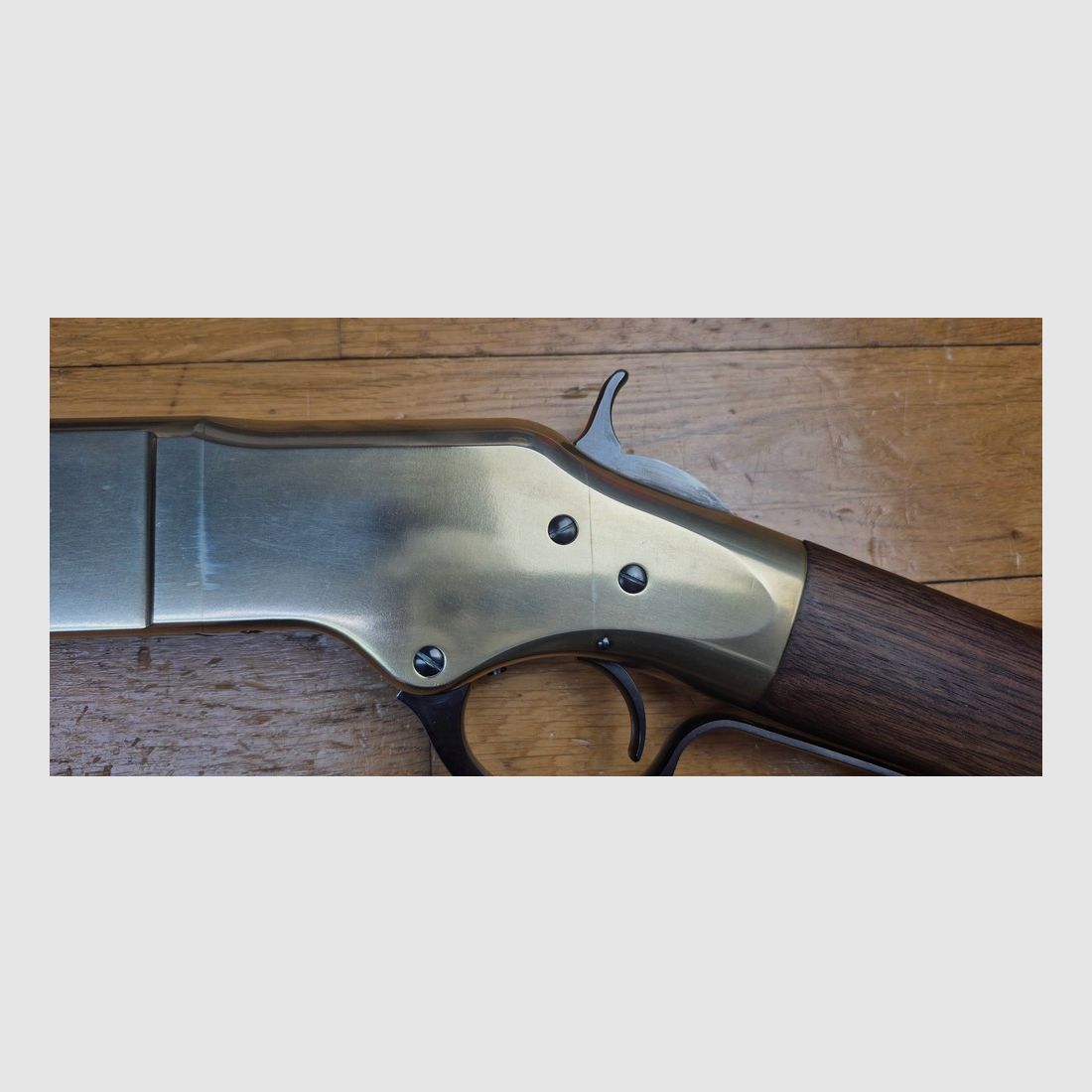Superba e rara carabina Winchester modello 1866 – Una "Yellow Boy" in una produzione Miroku poco comune dal Giappone – Raro cal. .38 SP/38 speciale – Ricevitore in bronzo/ottone come gli originali – 10 colpi – Meccanica e legno in condizioni nuove o quasi nuove – Eccezionale arma moderna e pezzo raro – TBE+++, immagine 39 di 51