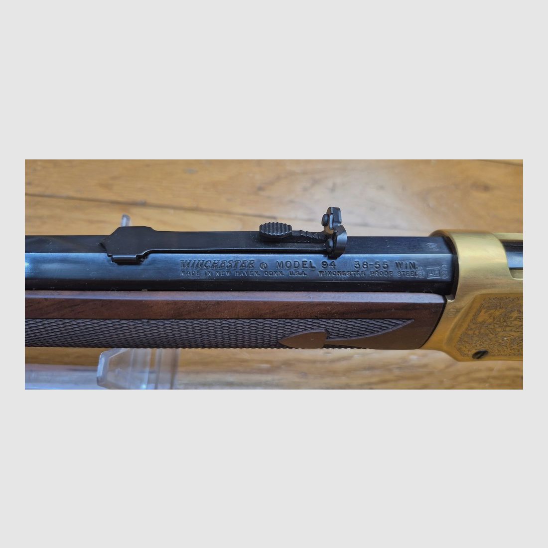 Winchester Kommemoration « Oliver F. Winchester » OFW 1894 – 19.999 Ex. – Wunderschöne Rauten – 38-55Win – Nie geschossen – Originalbox und leere Munitionbox im Modell – Zustand TBE+++, Bild 36 von 41