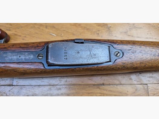 Rare Carabine suisse 05/11 – Sur base de carabine de cavalerie 1905 système 1889 Schmidt Rubin modifiée 1911 – Munition GP11 en 7,5 x 55 Suisse – Bons bois mais avec entures – Mécanique impeccable et canon très beau – Excellente petite carabine en cat. D – BE/BE+
