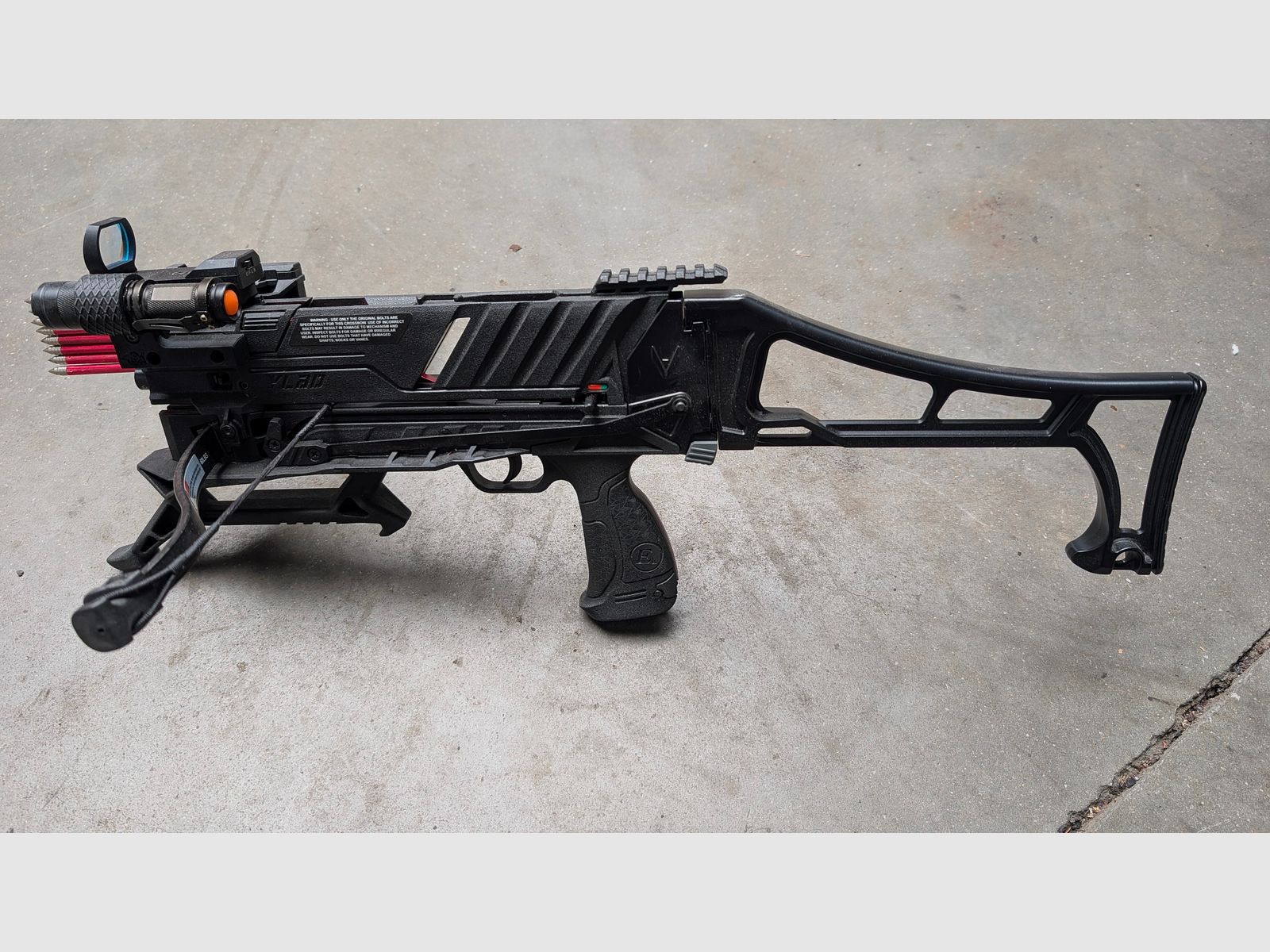 EK Archery Vlad 8-Schuss-Pistolenarmbrust mit Zubehör