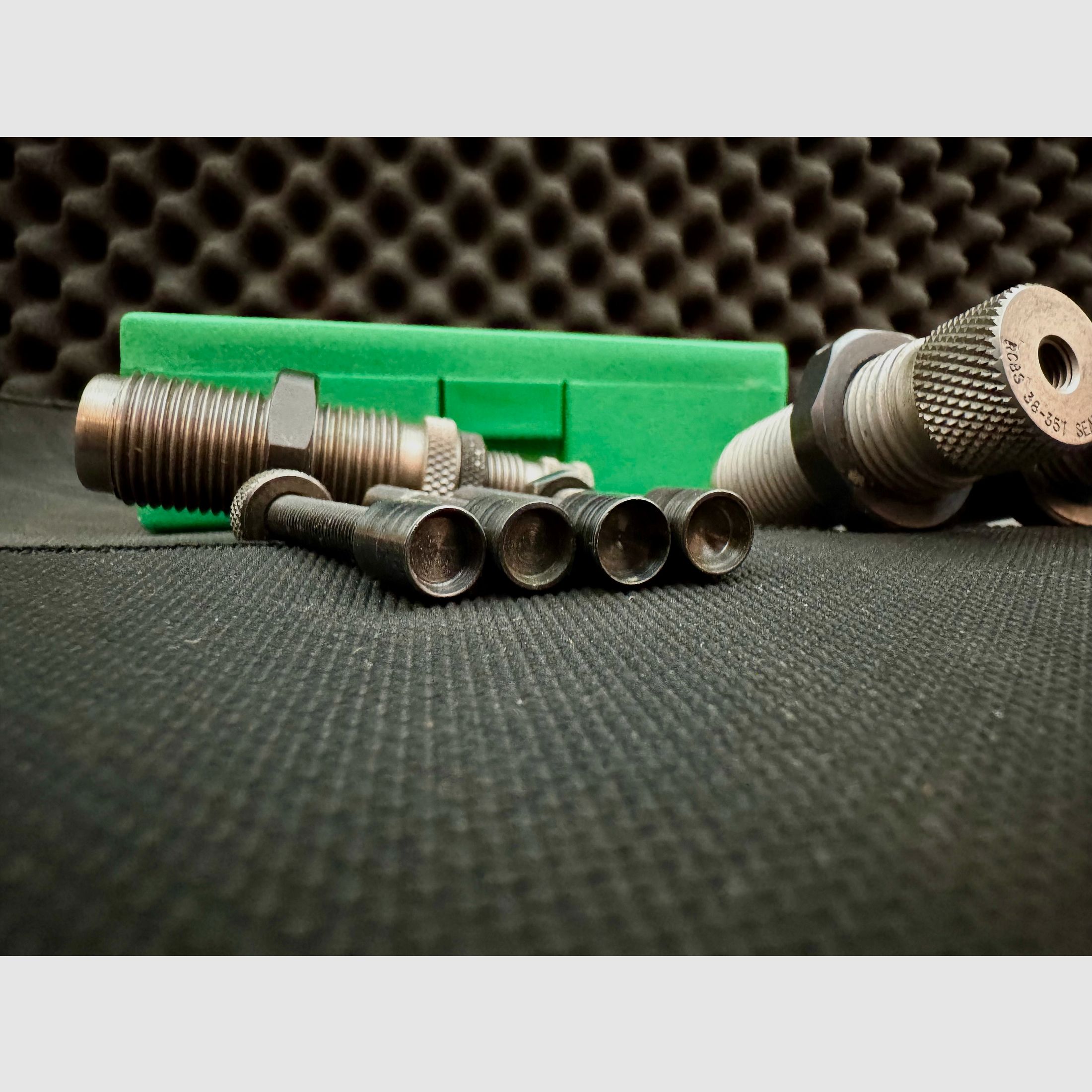 RCBS dies 38/357 .38Sp and .357Mag, 2 seating dies and one expanding die, 4 bullet stamps
