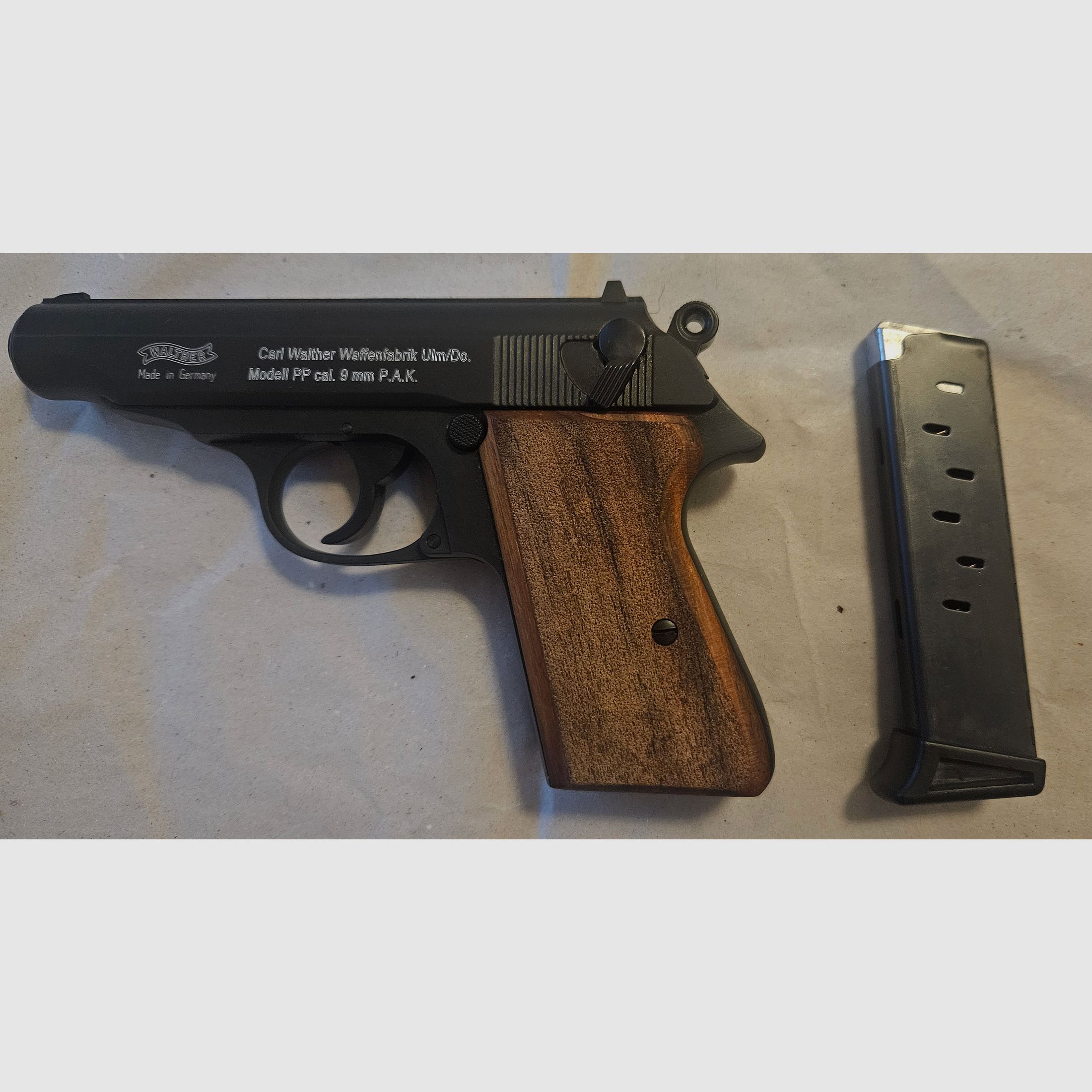 Walther PP Schreckschuss Pistole Kal. 9mm P.A.K. schwarz brüniert braune Griffschalen