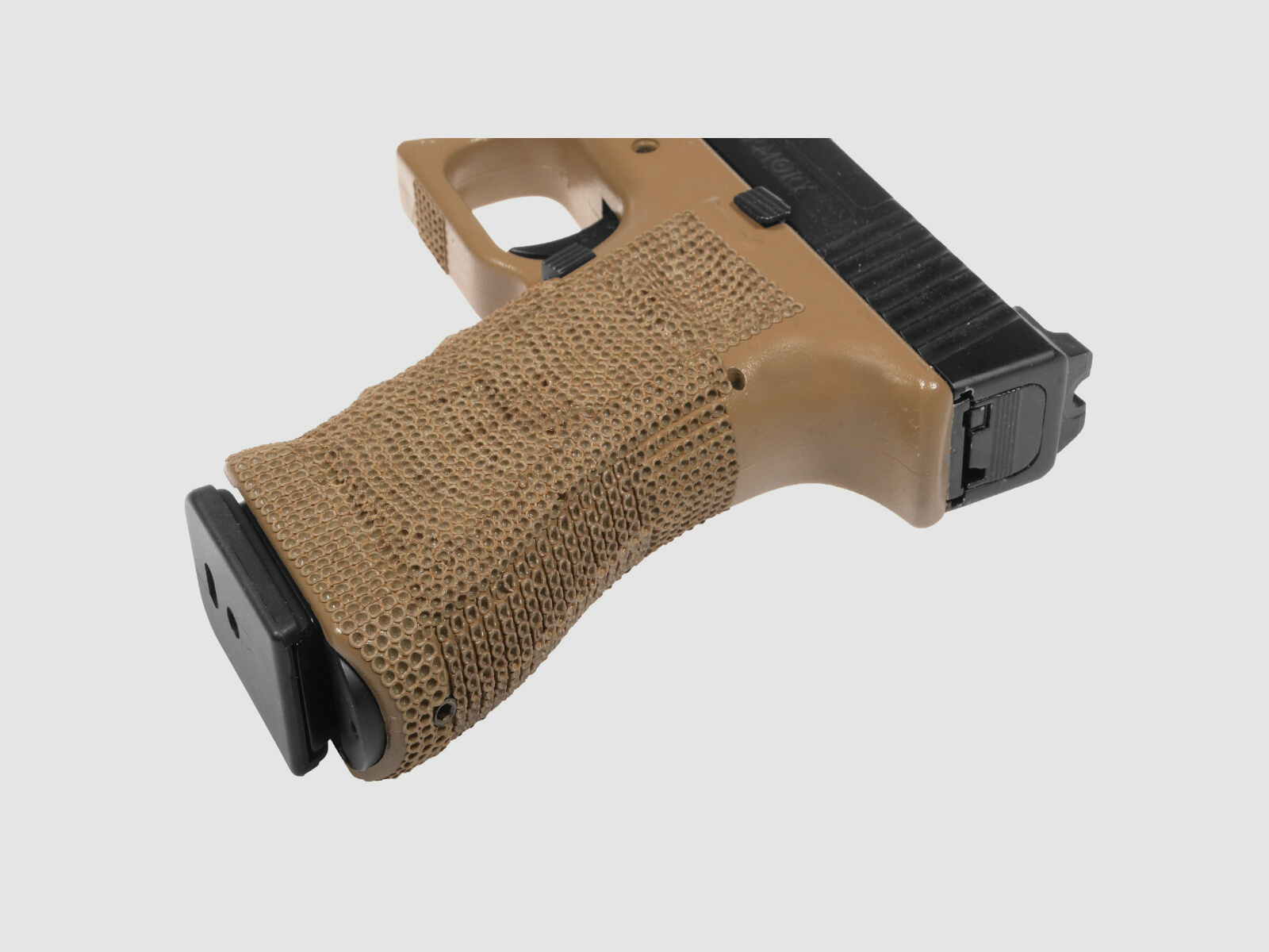 P04 GBB Airsoft Pistole in Tan | Delta Armory