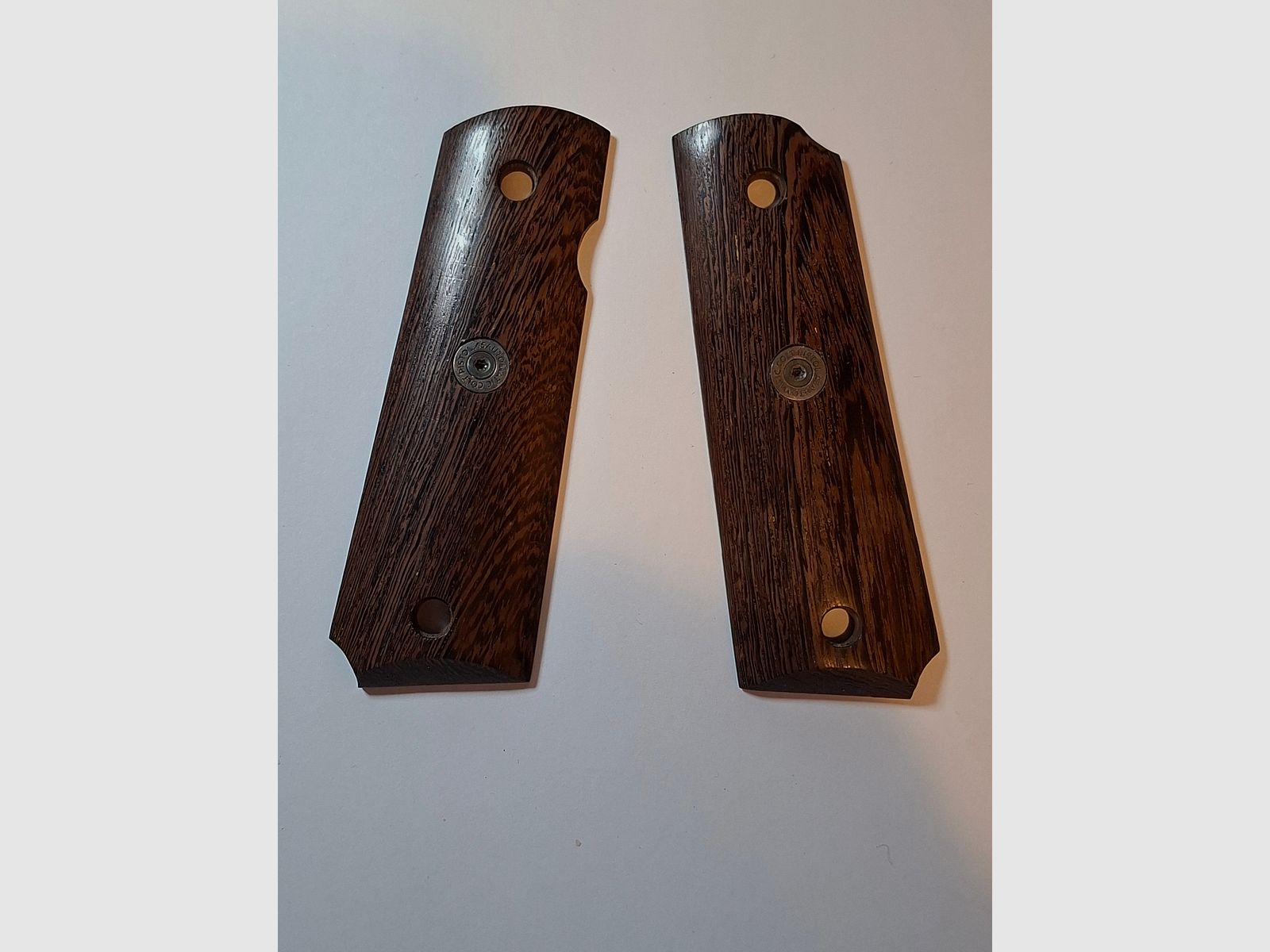 Griffini della Cold 1911, vedi immagine.