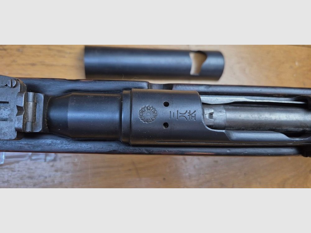 Zeer mooi Japans geweer Arisaka Type 38 – origineel kaliber 6,5×50 – Arsenal van Kokura eind 1939 – Thailand bestelling van 1940 – originele bluing van 99% – zeer goede mechanica en loop – mooie markeringen – bajonetbevestiging – TBE +, afbeelding 1 van 34