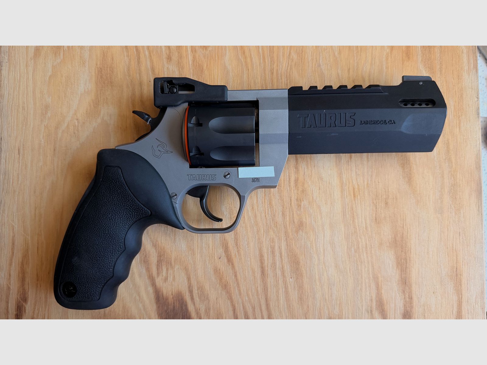 Taurus Raging Hunter .357 Mag. / .38 Spec. – Faible performance de tir, y compris Jetloader et poignées en bois, couleur DuoTone, longueur de canon de 5 1/8.