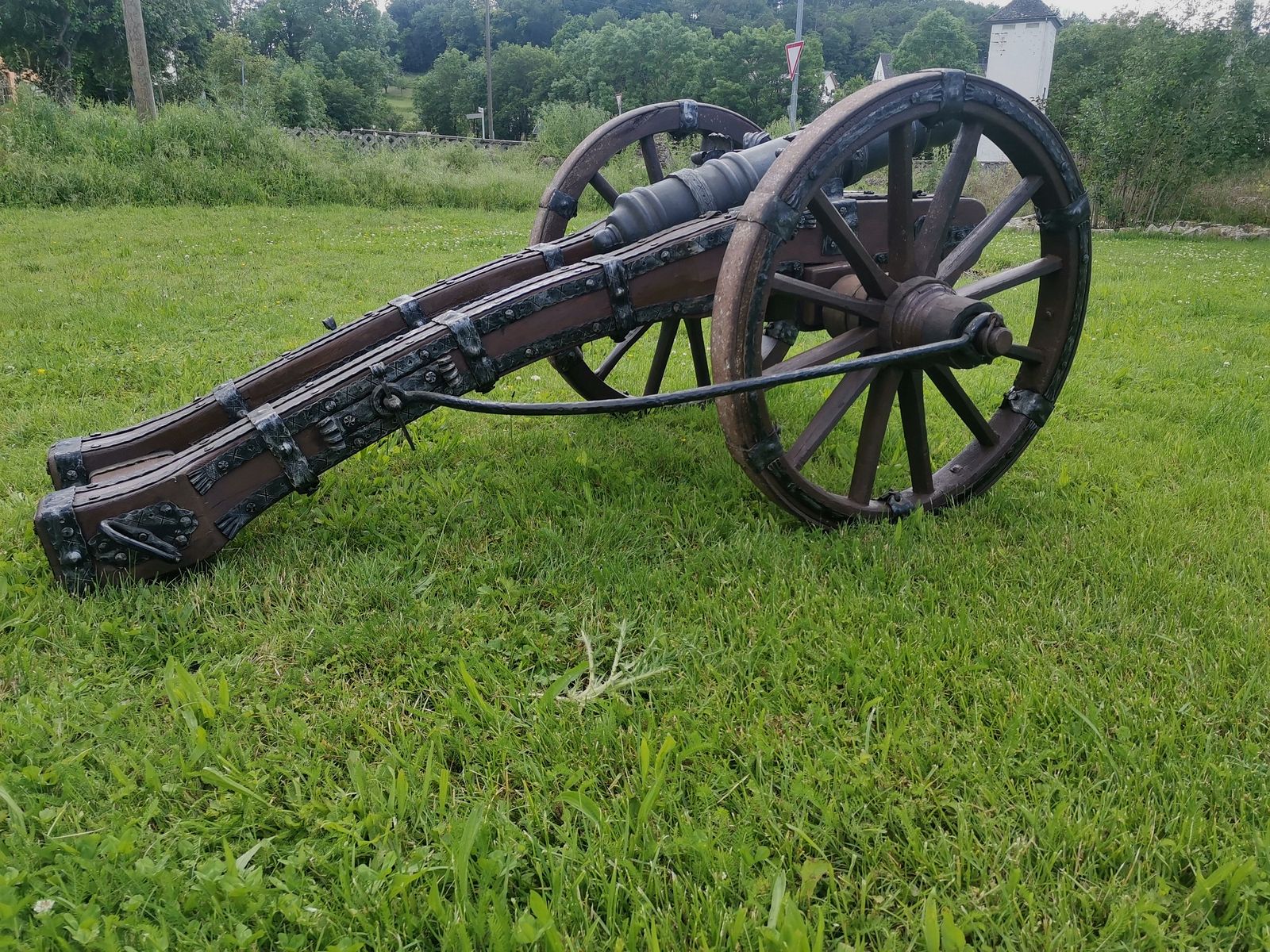 Grande canon XXL avec un artisanat de forge très élaboré et un nouveau canon à chargement par la bouche.