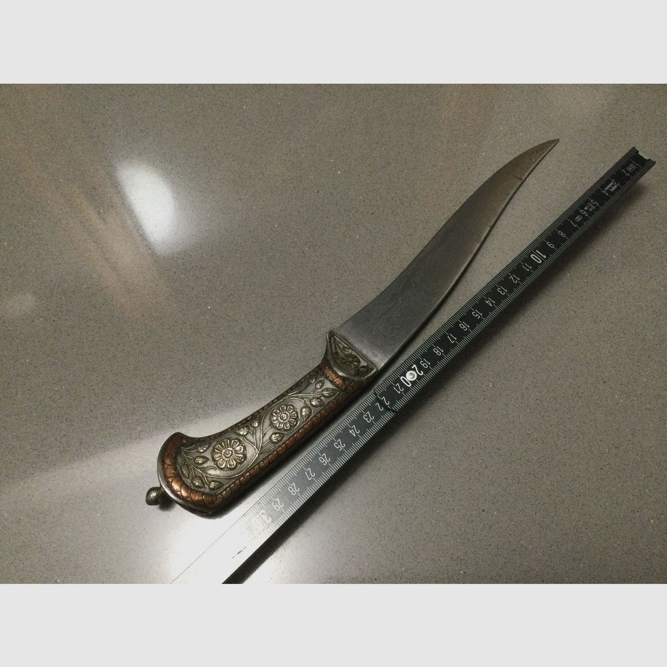 Hermoso cuchillo antiguo, daga, antigüedad, hoja de Damasco