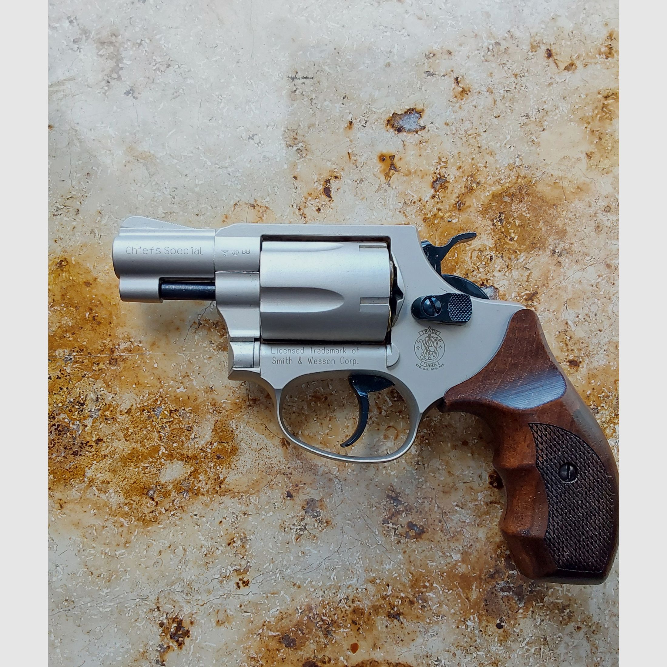 SMITH AND WESSON CHIEFS SPECIAL nickel-plated