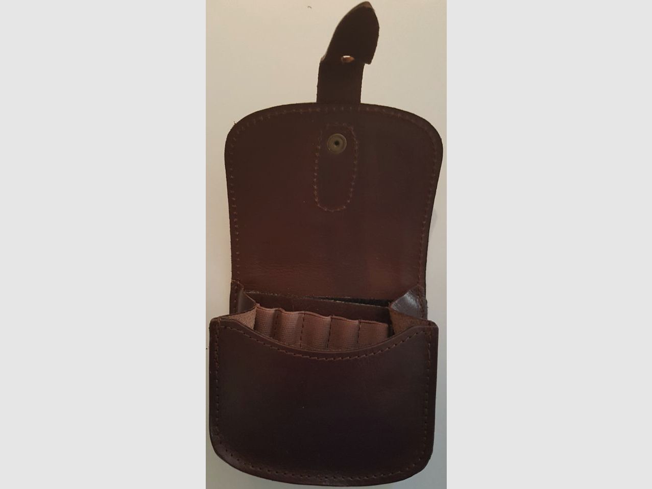 Estuche para cartuchos AKAH con borde perfilado de cuero genuino