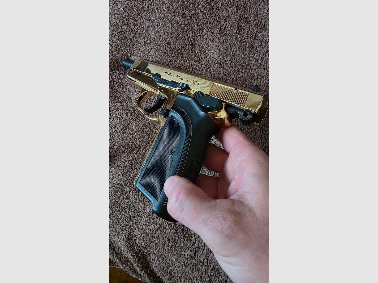 Pistolet d'alarme de 'Browning' cal. 9mm, P. A. K, en noir/doré, état d'occasion, mais entièrement fonctionnel.