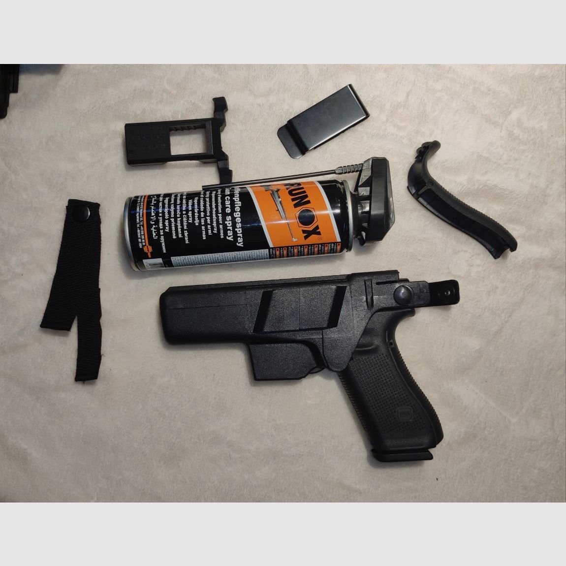 Glock 17 Gen5 with accessories (like new)