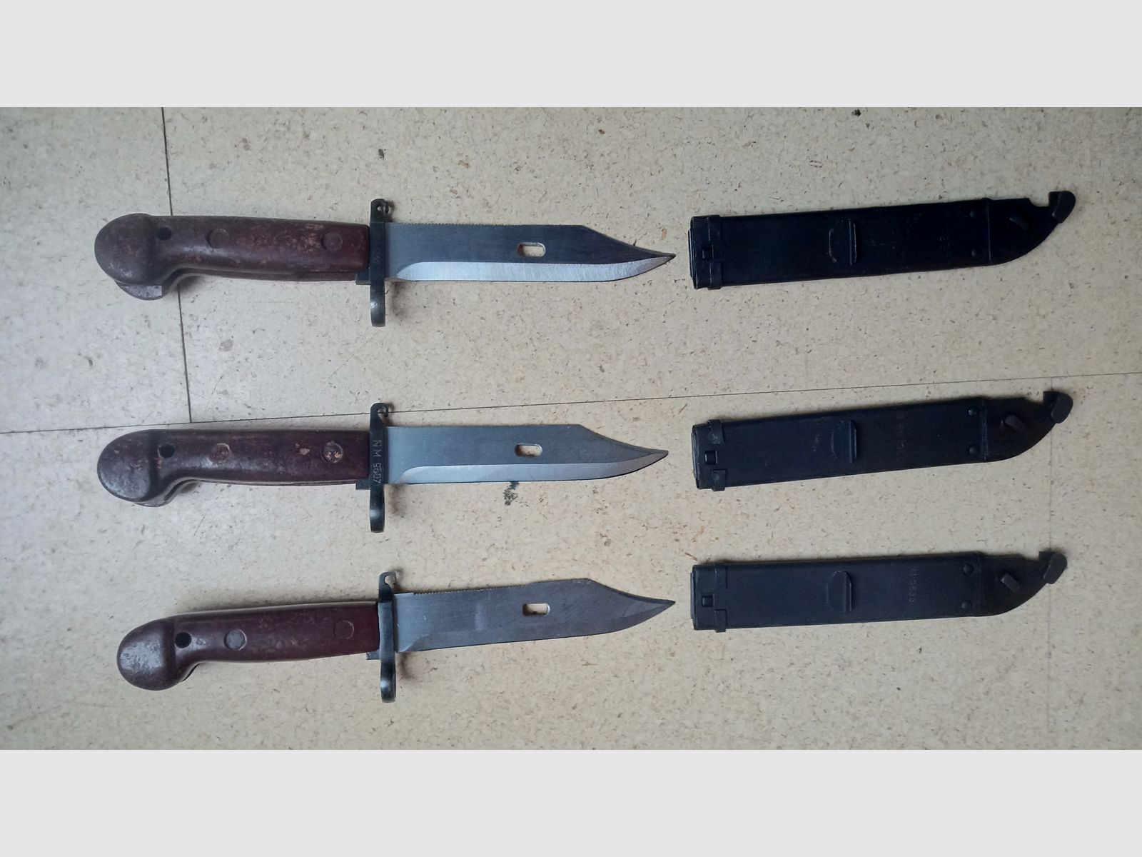 3 Rumänische 6h3 (6x3) AK Bajonette komplett inkl. Gummi Isolator und Leder Frosch  // AKM Bakelit Vintage