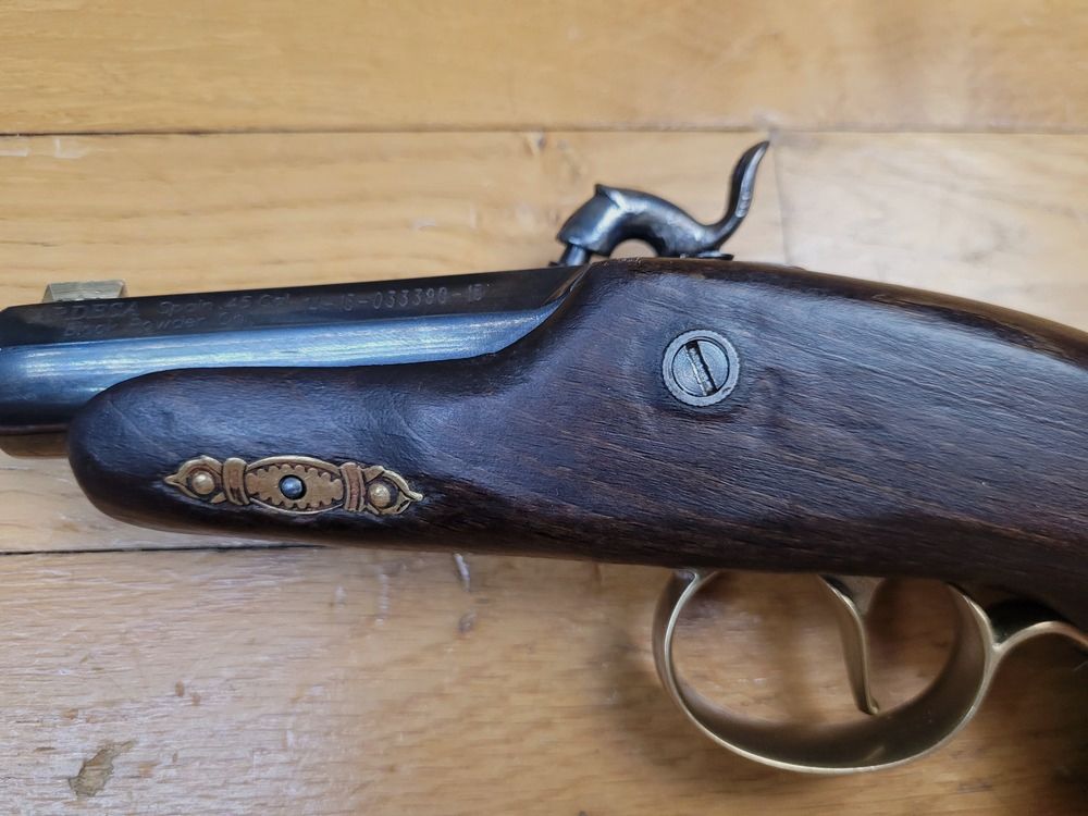 Intéressant pistolet de poche à percussion Deringer – Par Ardessa Custom – Cal.45 – Crosse traitée à l&rsquo;huile de lin – Quadrillage reprenant celui des originaux – Canon neuf – Très belles rayures et beau bronzage bleuté – Monstre de poche pour de grandes sensation au stand ! – Un indispensable des rues de San Fransisco vers 1850 et l&rsquo;arme qui a tué Lincoln ! – Neuf !, image 15 sur 16