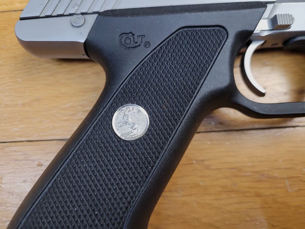 Racé Pistole Colt Target Model – Kal. .22LR – Eine der ersten Fertigungen von 1994, komplett aus Edelstahl – Erbe des legendären Woodsman – Exzellenter Abzug – Schwerer Bull Barrel – Picatinny-Schiene – 2. Magazin und Originalbox – Gebraucht, quasi neu!, Bild 18 von 23