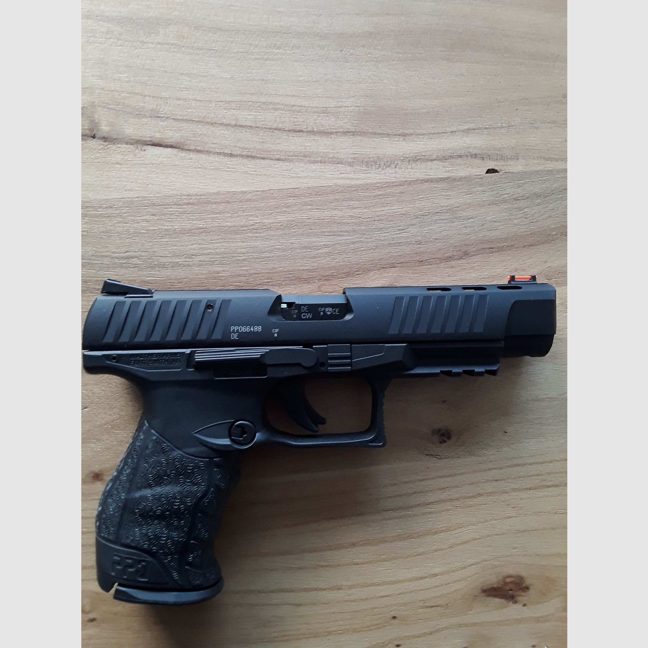 WALTHER PPQ M2 5" schwarz 12-Schuss .22 lr mit zwei Magazinen